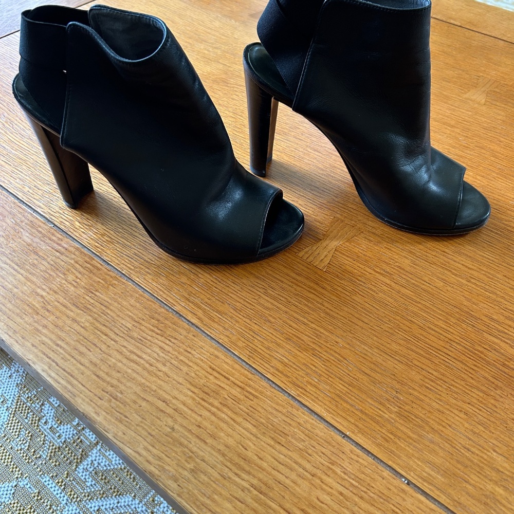 Stuart Weitzman Stretch Soft Black Leather Heels